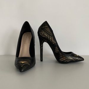 Shoedazzle “Dianita” Black & Gold Laser Cut 4.5” Heels w Pointed Toe, Size 6